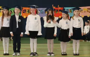 Część artystyczna. Wystąpienie uczennic klasy 1a