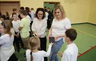 Wręczanie upomink&oacute;w.