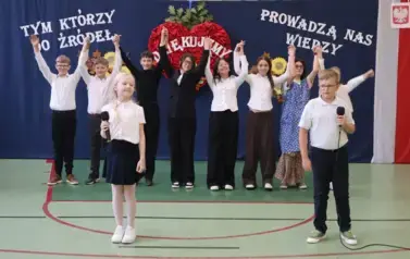 Ukłon uczni&oacute;w występujących w apelu