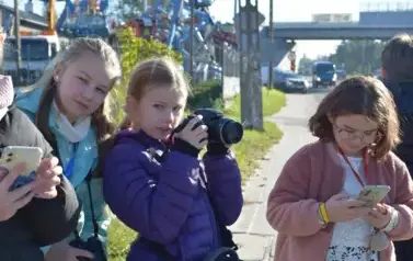 Konkurs - bieg fotograficzny - uczennice podczas wykonywania zadania