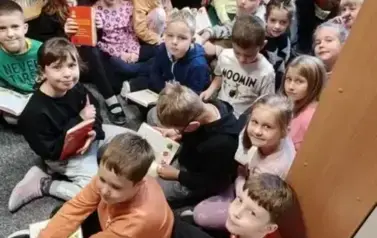 uczniowie zapoznają się ze słownikiem ortograficznym