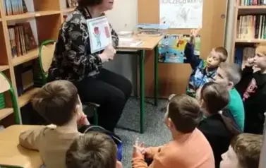 uczniowie zapoznają się z zasadami panującymi w bibliotece