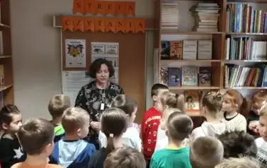 uczniowie poznają zasady wypożyczania książek