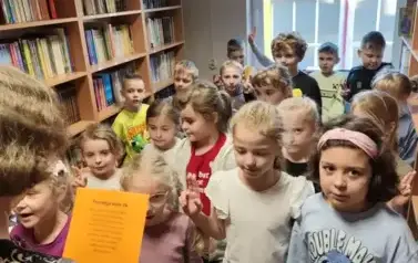 uczniowie kl.1b skladają przysięgę czytelnika