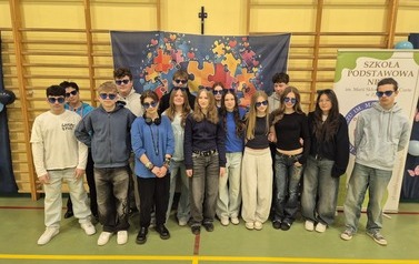 16. Zdjęcia klas na ściance