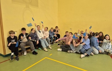 9.Uczniowie dopingujący swoich koleg&oacute;w i koleżanki