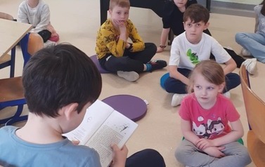 uczeń czyta grupie świetlicowej.jpeg