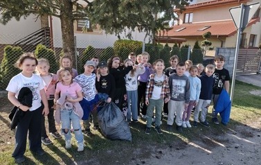11.Uczniowie podczas akcji.jpeg