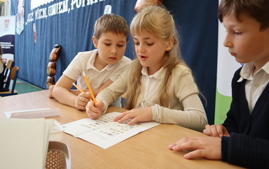 Uczestnicy podczas wykonywania zadania