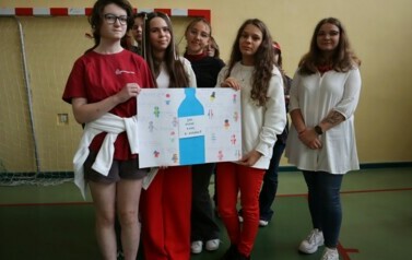 Klasa 8a - prezentująca Polskę