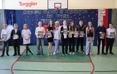 Wręczenie podziękowań dla wolontariuszy działających w zbi&oacute;rce dla powodzian.Wszyscy wolontariusze, wraz z opiekunem