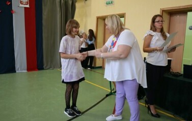 Wręczenie podziękowań dla wolontariuszy działających w zbi&oacute;rce dla powodzian