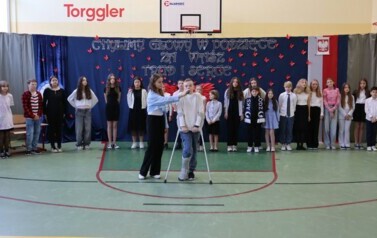 Podziękowania uczni&oacute;w dla wszystkich pracownik&oacute;w szkoły