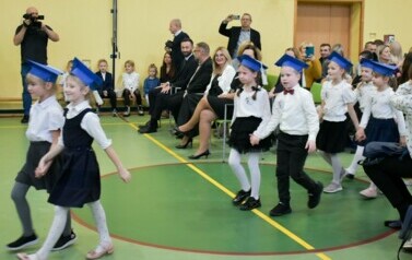 Uczniowie klas pierwszych wchodzą na salę