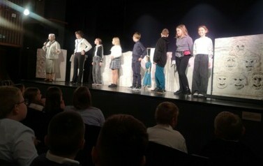 wybrani uczniowie klasy 5 na scenie podczas warsztat&oacute;w teatralnych 
