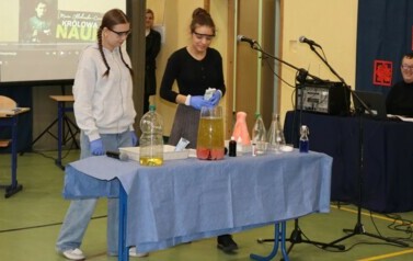 Część artystyczna - eksperymenty chemiczne.