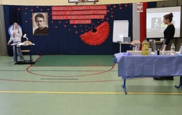 Część artystyczna - rozmowa Skłodowskiej-Curie z uczennicą.