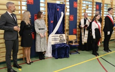 Oficjalne odłonięcie pamiątkowej tablicy - poświęcenie jej przez ks. kan. Andrzeja Chmielewskiego.
