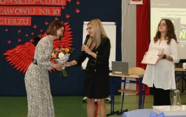 Wręczenie podziękowań sponsorowi, kt&oacute;ry ufundował pamiątkową tablicę. Pani Monika Walińska.