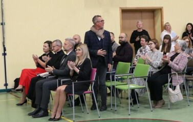Przybyli goście - Powitanie Naczelnika Wydziału Młodzieży i Edukacji Pana Marka Lipca.