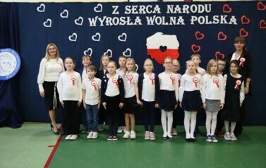 Zdjęcie grupowe Oddziały Przedszkolnego wraz z wychowawcą oraz Dyrektorem Szkoły.