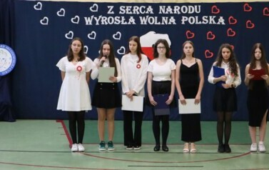 Występ artystyczny: Wystąpienie uczennic z klasy 8B