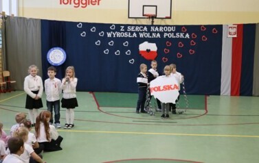 Występ artystyczny : uczniowie klasy pierwszej przedstawiają rozbi&oacute;r Polski.