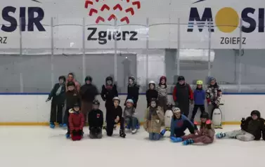 Uczniowie klasy 4b pozujący do grupowego zdjęcia, wraz z wychowawcą.