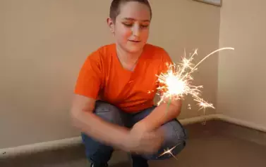 Uczeń trzymający w ręku zimne ognie.
