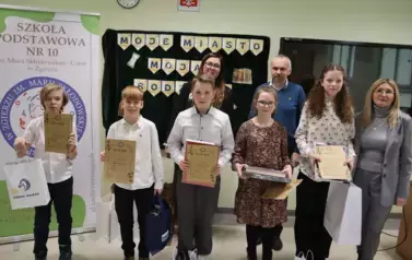 Zdjęcie grupowe laureat&oacute;w konkursu, wraz z Panią Dyrektor Anną Sadok oraz komisją konkursu