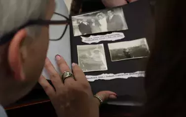 Komisja oglądająca materiały przygotowane przez uczestnika konkursu