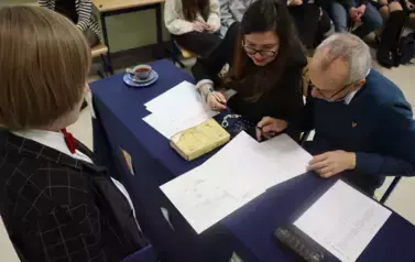 Komisja oglądająca materiały przygotowane przez uczestnika konkursu