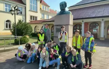 Klasa 2a z wychowawczynią przed budynkiem WODN-u w Zgierzu