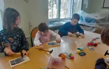 Uczniowie klasy 2 A podczas wykonywania pracy wytw&oacute;rczej w ramach warsztat&oacute;w &quot;Wiosenny string art na drewnie&quot;
