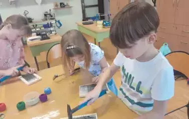 Uczniowie klasy 2 A podczas wykonywania pracy wytw&oacute;rczej w ramach warsztat&oacute;w &quot;Wiosenny string art na drewnie&quot;