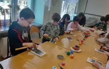 Uczniowie klasy 2 A podczas wykonywania pracy wytw&oacute;rczej w ramach warsztat&oacute;w &quot;Wiosenny string art na drewnie&quot;