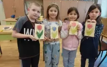 Uczniowie klasy 2A z wykonanymi samodzielnie pracami