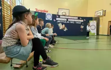 Wystąpienie uczestniczki konkursu recytatorskiego przed komisją.
