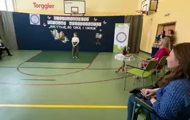Wystąpienie uczestniczki konkursu recytatorskiego przed komisją.