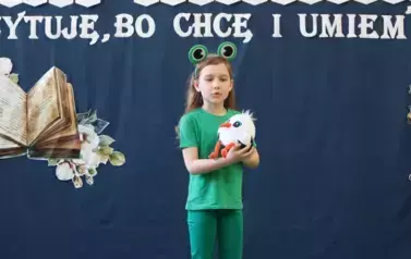 Wystąpienie uczestniczki konkursu recytatorskiego przed komisją.