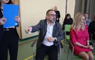 Losowanie kolejności występowania szk&oacute;ł przez Pana Bohdana Bączaka.
