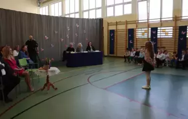 Wystąpienie uczestniczki konkursu recytatorskiego przed komisją.