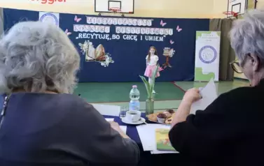 Wystąpienie uczestniczki konkursu recytatorskiego przed komisją.