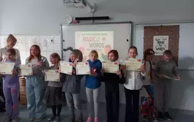 Wszyscy laureaci konkursu, stoją w rzędzie z dyplomami