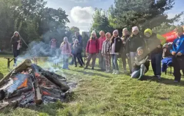 Zdjęcie grupowe uczestnik&oacute;w akcji przy ognisku #sprzątamydlapolski