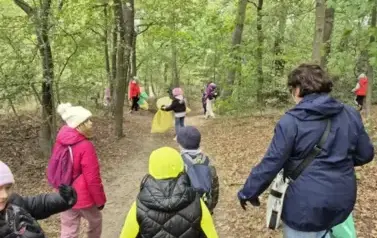 Uczniowie podczas akcji #sprzątamydlapolski....