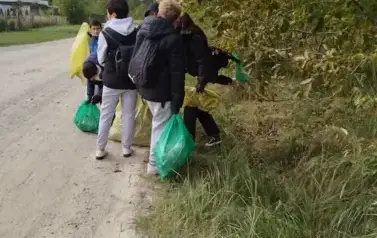 Uczniowie klasy 8 wraz z wychowawcą  podczas akcji #sprzątamydlapolski
