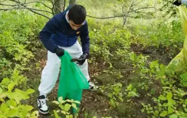 Uczniowie klasy 8 podczas akcji #sprzątamydlapolski
