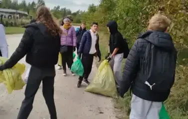 Uczniowie klasy 8 podczas akcji #sprzątamydlapolski....