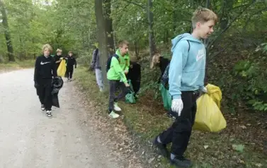 Uczniowie klasy 6a podczas akcji #sprzątamydlapolski (2)